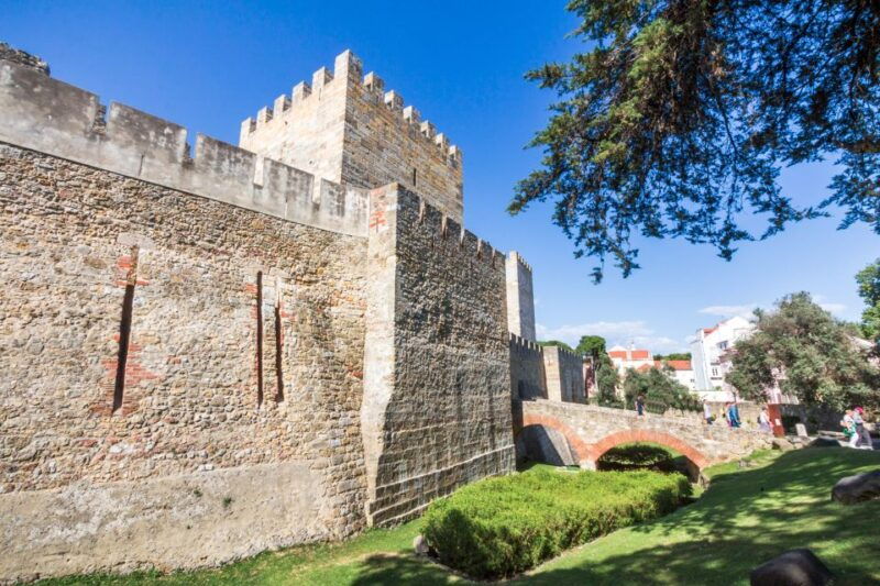lisbon-sao-jorge-castle-skip-the-line-ticket-with-guide