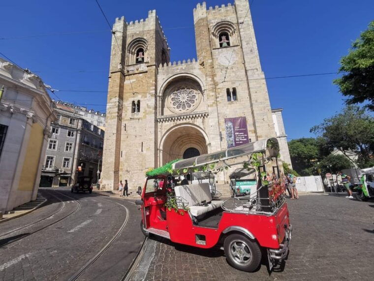 lisbon-sightseeing-city-tour-by-tuk-tuk
