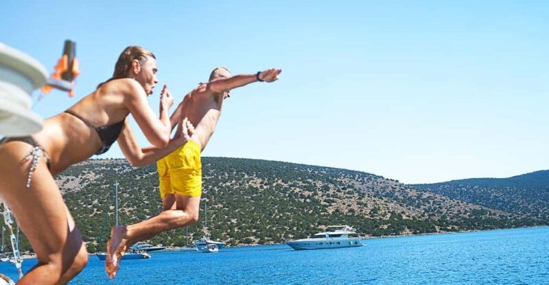 lisbon-sightseeing-cruise-with-open-bar-dj-swim-stop