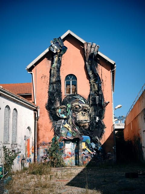 lisbon-street-art-lovers-with-tuktuk