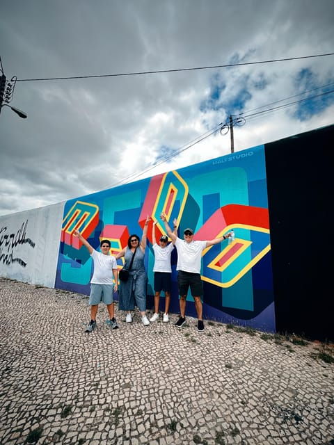 lisbon-street-art-lovers-with-tuktuk