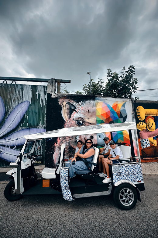 lisbon-street-art-lovers-with-tuktuk