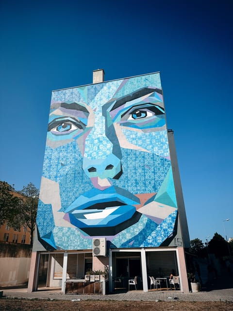 lisbon-street-art-lovers-with-tuktuk