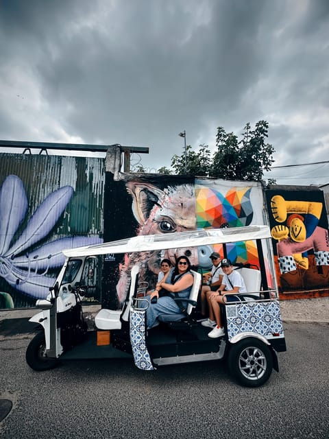lisbon-street-art-lovers-with-tuktuk