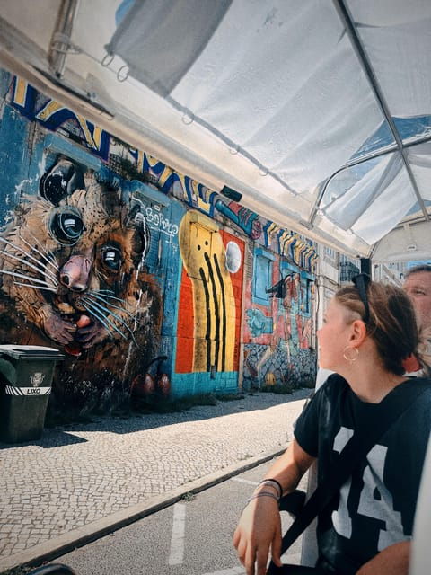 lisbon-street-art-lovers-with-tuktuk