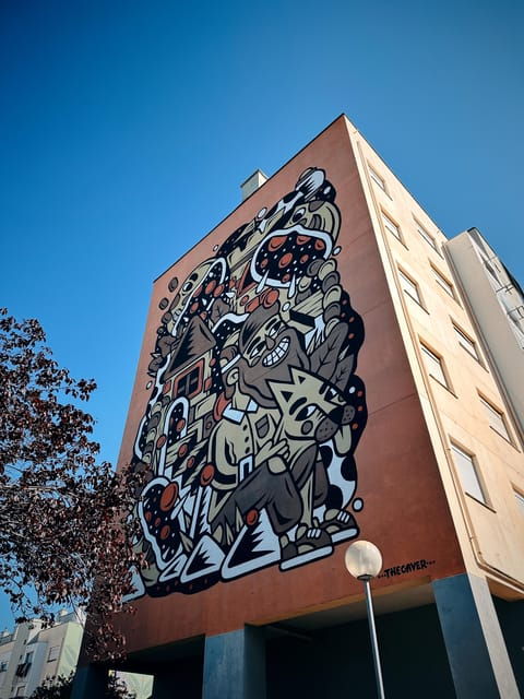 lisbon-street-art-lovers-with-tuktuk
