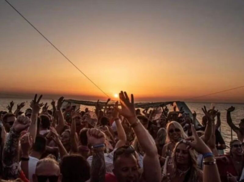 lisbon-sunset-boat-party-cruise-with-dj-and-open-bar
