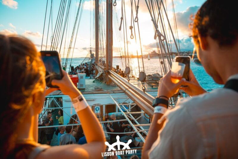 lisbon-sunset-boat-party-with-2-drinks-and-free-club-entry