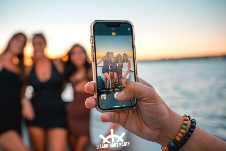 lisbon-sunset-boat-party-with-2-drinks-and-free-club-entry