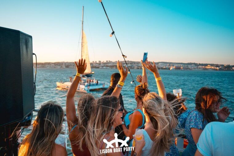 lisbon-sunset-boat-party-with-2-drinks-and-free-club-entry