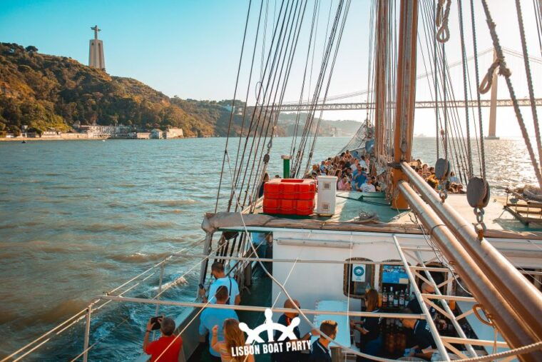 lisbon-sunset-boat-party-with-2-drinks-and-free-club-entry
