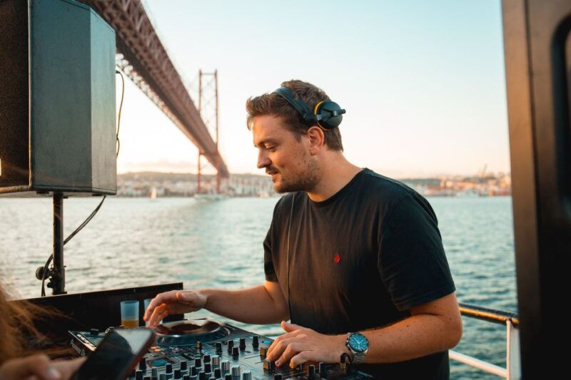 lisbon-sunset-boat-party-with-live-dj-and-night-club-entry