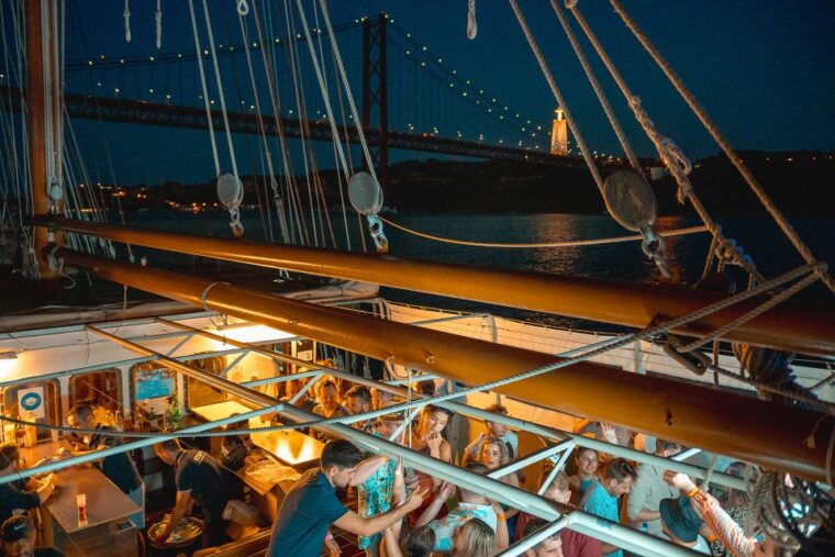lisbon-sunset-boat-party-with-live-dj-and-night-club-entry
