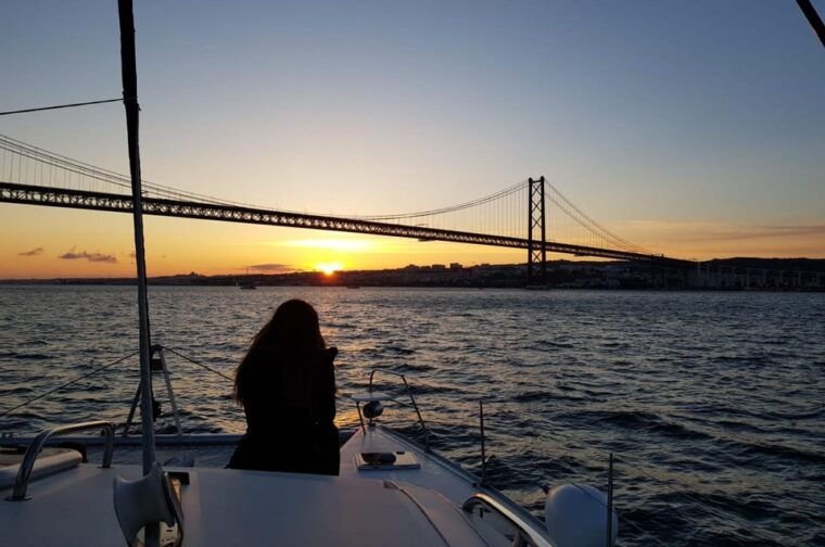 lisbon-sunset-catamaran-cruise-music-and-open-bar