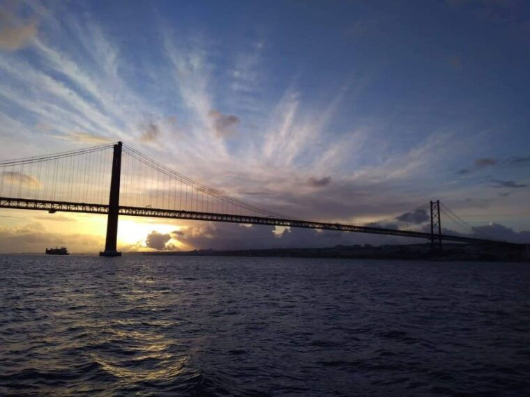 lisbon-sunset-catamaran-cruise-music-and-open-bar