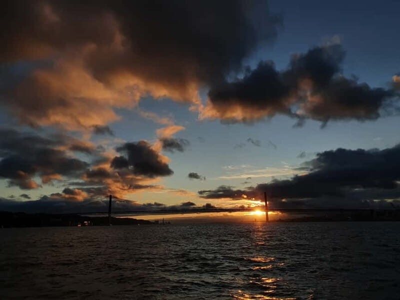 Lisbon: Sunset Catamaran Cruise with Drinks - FAQ