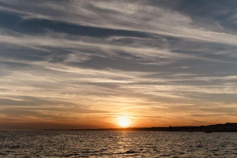 lisbon-sunset-dj-party-on-the-waves-open-bar-and-snacks