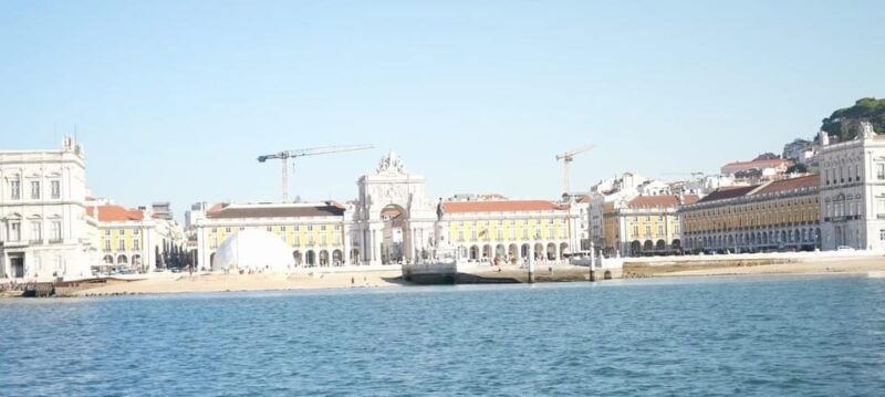 lisbon-sunset-private-tour-on-sailboat-all-u-can-drink