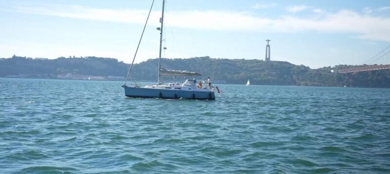 lisbon-sunset-private-tour-on-sailboat-all-u-can-drink