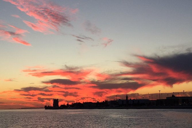 lisbon-sunset-sailing-cruise-with-a-drink-2h-small-group-tour