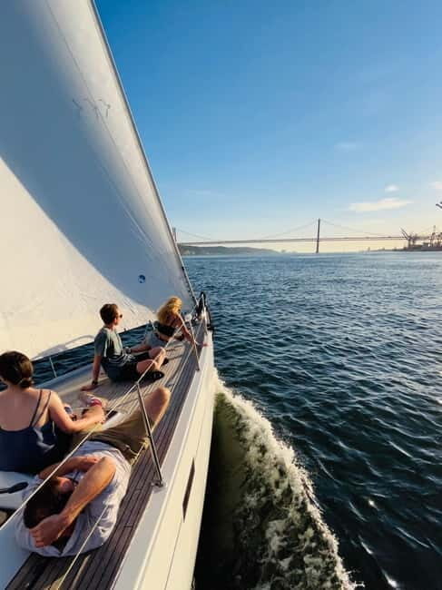 Lisbon: Sunset Sailing with Drinks and Snacks (2,5 hours) - Key Points