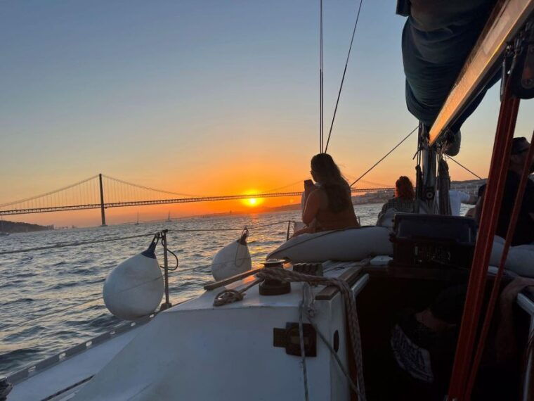 lisbon-sunset-sensations-2h-cruise
