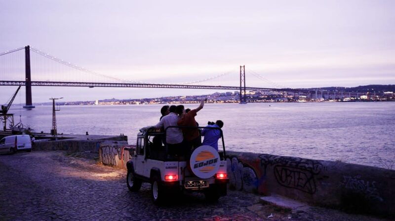 lisbon-sunset-to-night-in-vintage-jeep-with-drink-tastings