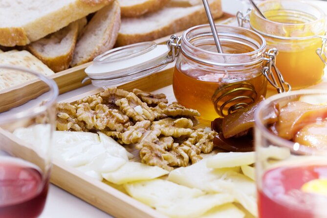 lisbon-sunset-to-night-in-vintage-jeep-with-food-drinks-2