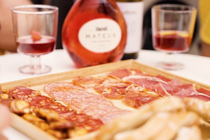 lisbon-sunset-to-night-in-vintage-jeep-with-food-drinks