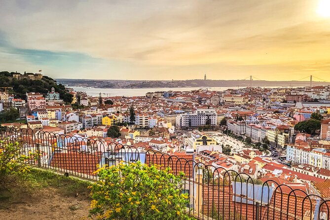 lisbon-tour-oldtown-viewpoints-on-a-tuktuk