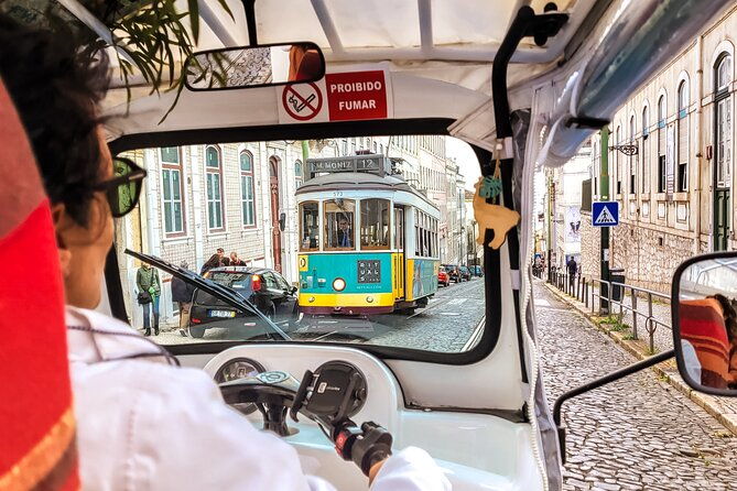 lisbon-tour-oldtown-viewpoints-on-a-tuktuk