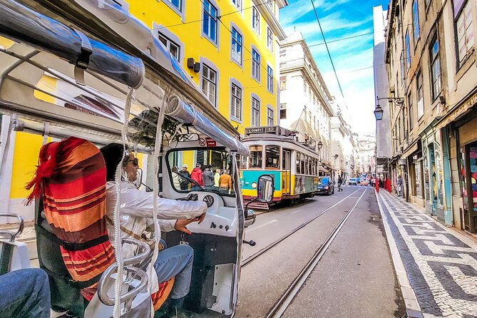 lisbon-tour-oldtown-viewpoints-on-a-tuktuk