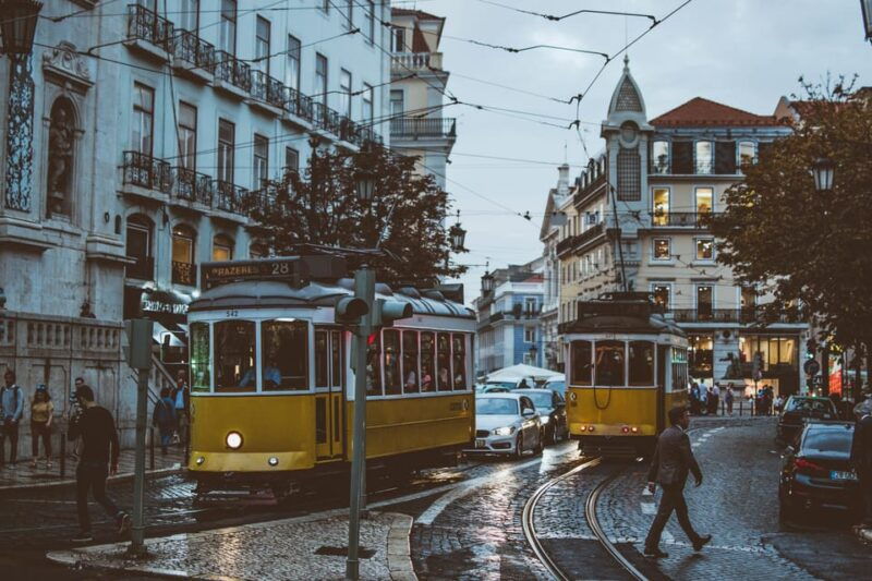 lisbon-tour-with-a-local-guide-private-car-walking-tour