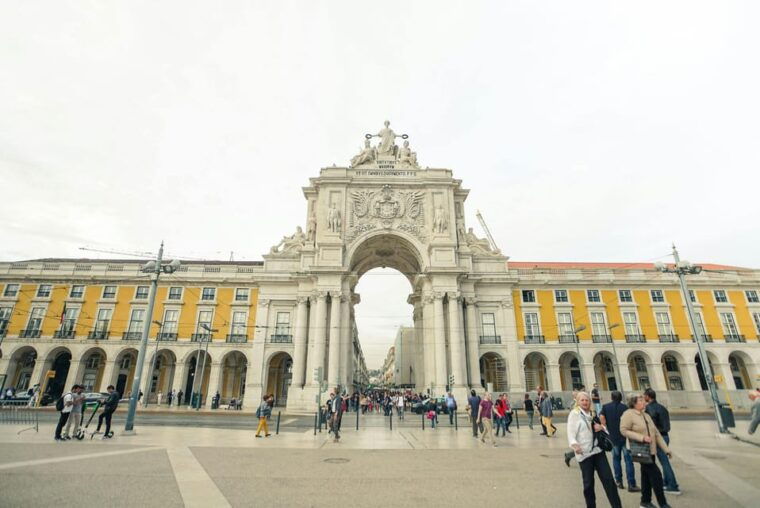 lisbon-tour-with-a-local-guide-private-car-walking-tour