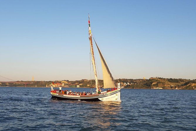 lisbon-traditional-boats-guided-sightseeing-cruise