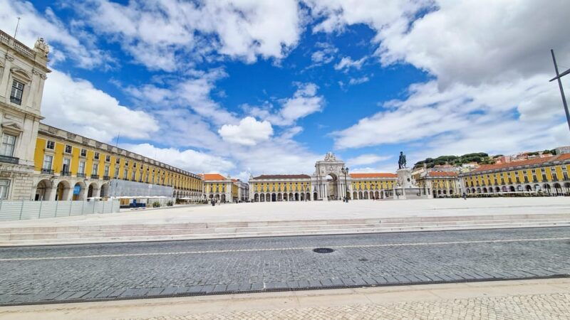 lisbon-tuk-tuk-2h-tour-lisbon-with-a-old-timer