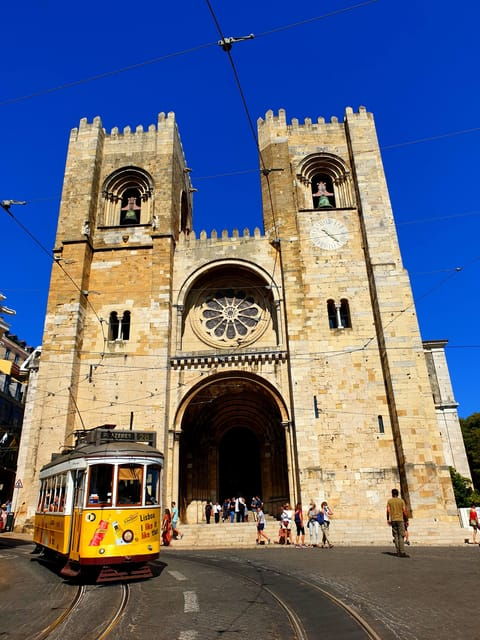 lisbon-tuk-tuk-2h-tour-lisbon-with-a-old-timer