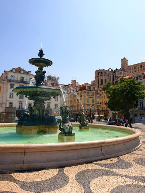 lisbon-tuk-tuk-2h-tour-lisbon-with-a-old-timer