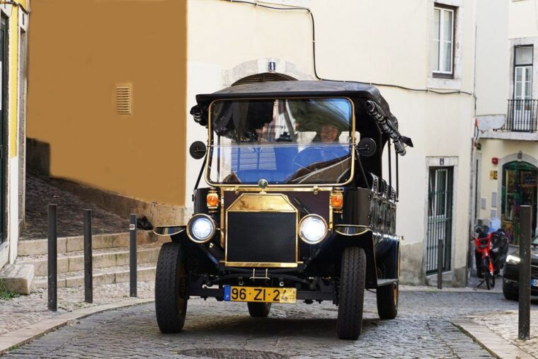 lisbon-vintage-vehicle-replica-romantic-private-tour