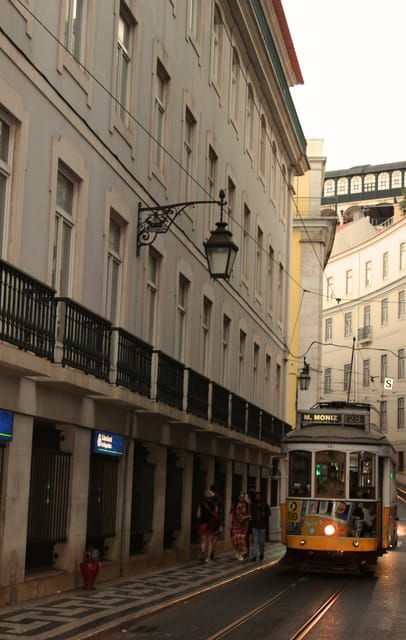 lisbons-roots-tuk-tuk-experience-throuth-the-old-lisbon