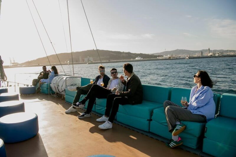 live-music-sunset-wooden-boat-in-barcelona-2