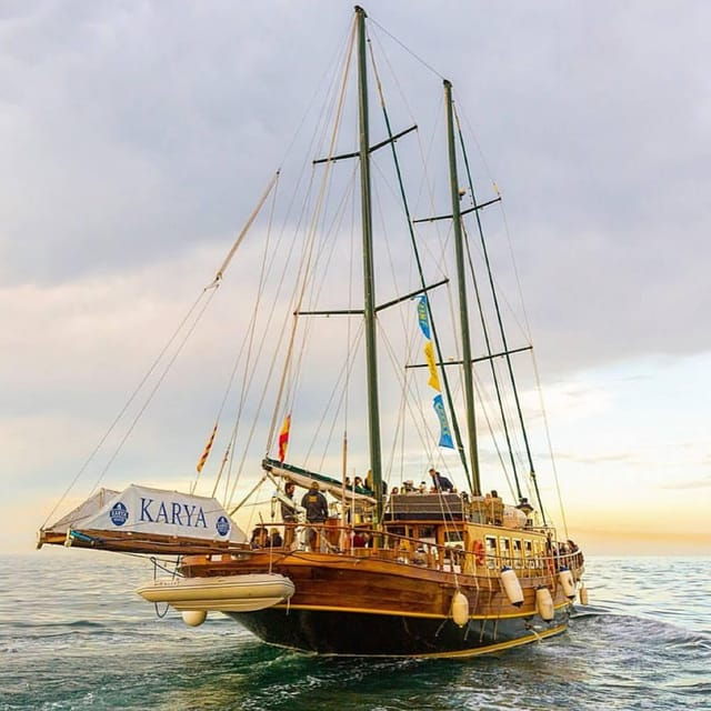 live-music-sunset-wooden-boat-in-barcelona-2