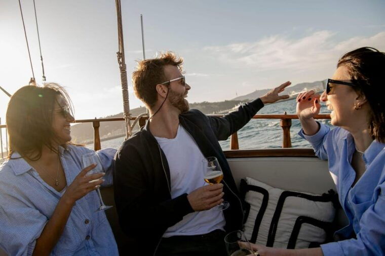 live-music-sunset-wooden-boat-in-barcelona-2