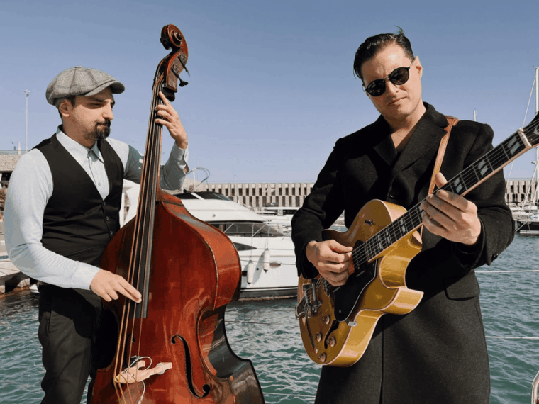 live-music-sunset-wooden-boat-in-barcelona-2