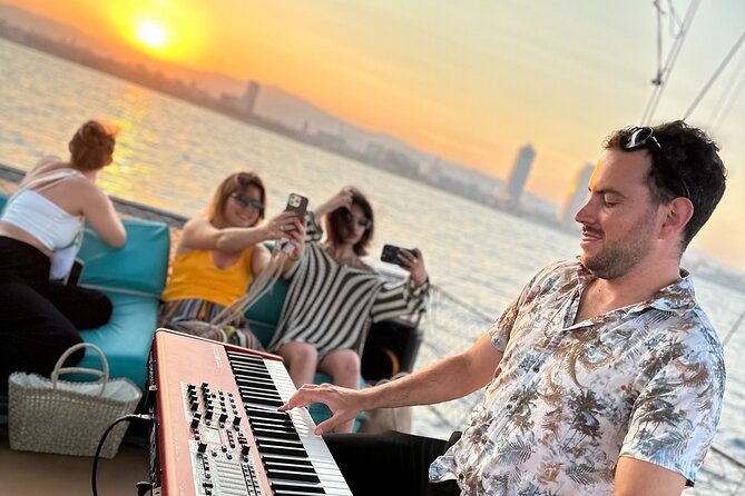 live-music-sunset-wooden-boat-in-barcelona