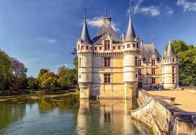 loire-valley-day-from-tours-azay-le-rideau-villandry-winery
