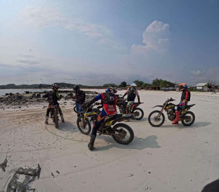 lombok-dirt-bike-through-cliffs-beaches-hill-with-sunset