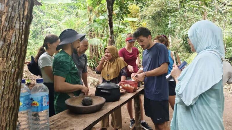 Lombok: Jungle Hike, Food Foraging, and Cooking Class - Exploring Lombok’s Jungle on a Guided Hike