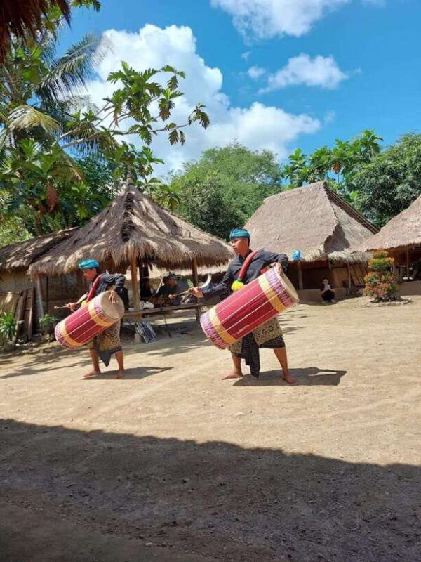 lombok-traditional-pottery-sukarara-weaving-tanjung-aan