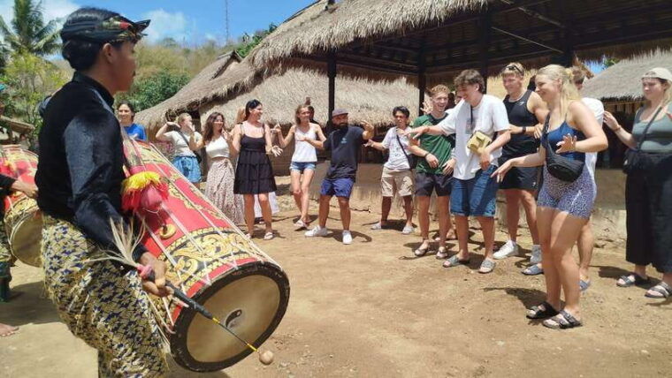 lombok-traditional-pottery-sukarara-weaving-tanjung-aan